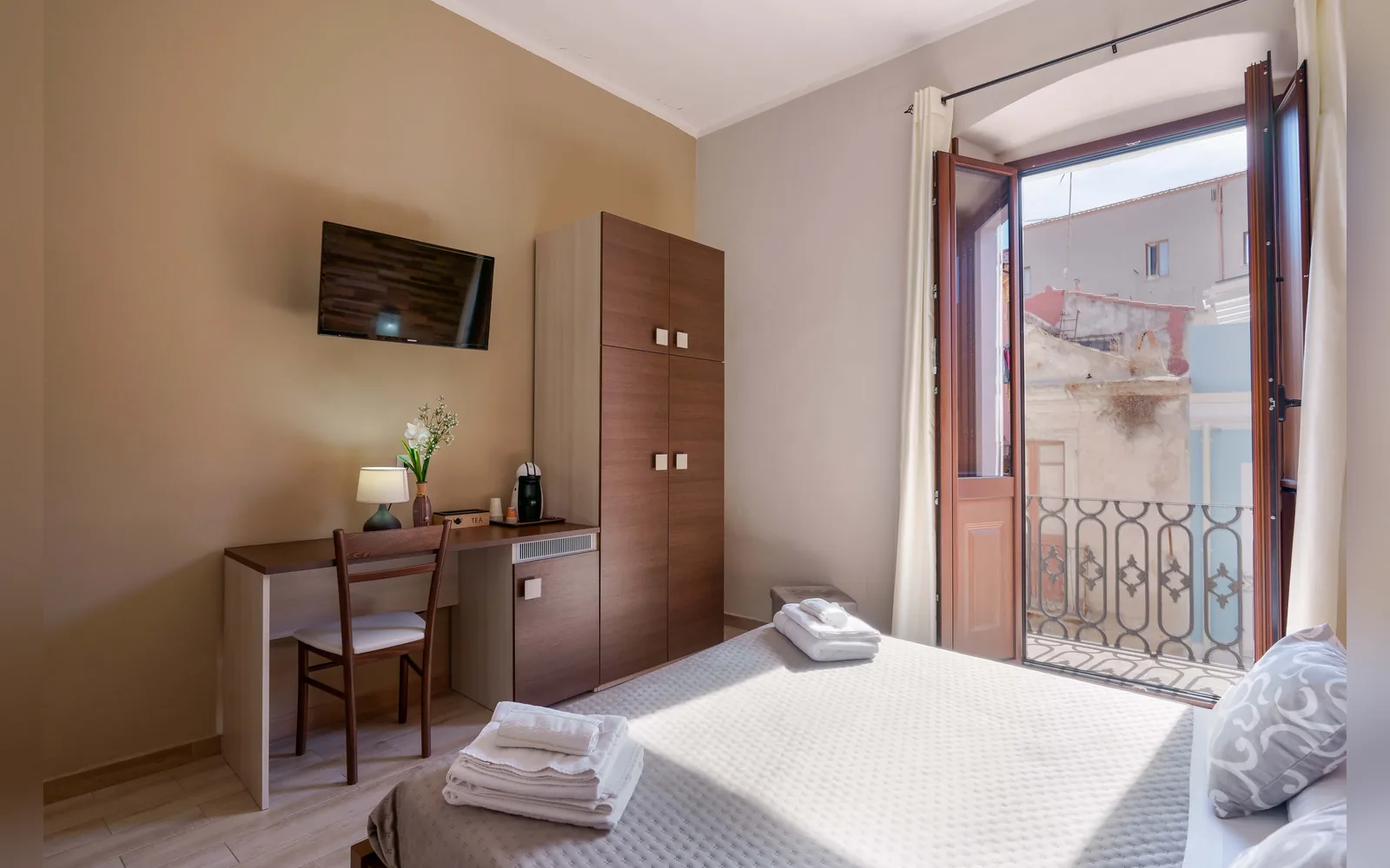Camera con bagno privato — Domos La Corte Ghibellina, Sud Sardegna (Sardegna) (foto 11)