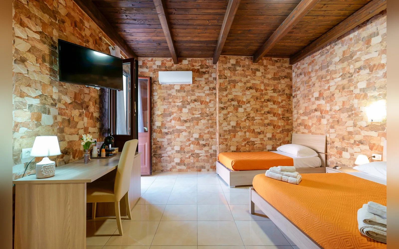 Camera con bagno privato — Domos La Corte Ghibellina, Sud Sardegna (Sardegna) (foto 21)